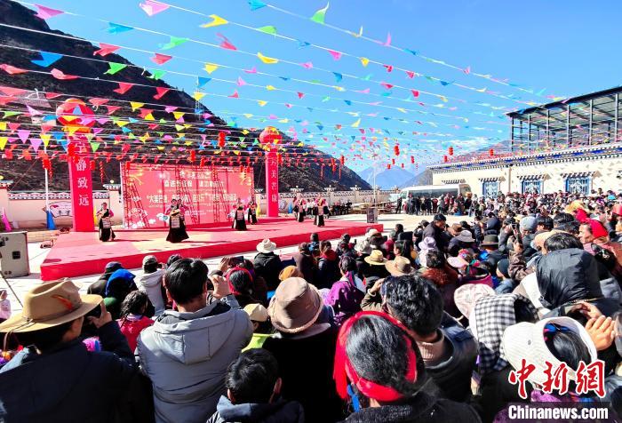 文藝活動(dòng)全景?！∶⒖悼h委宣傳部供圖