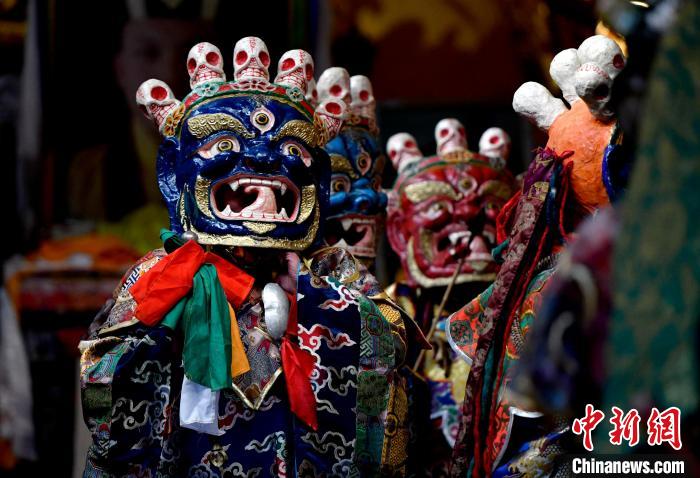 2月19日，楚布寺僧人們佩戴面具準(zhǔn)備參加跳神活動(dòng)?！±盍?攝
