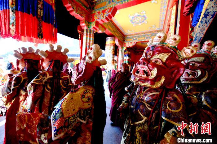 2月19日，楚布寺僧人們佩戴面具準(zhǔn)備參加跳神活動(dòng)?！±盍?攝
