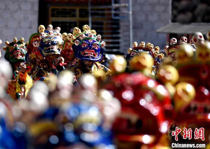 2月19日，楚布寺僧人們佩戴面具參加跳神活動(dòng)?！±盍?攝