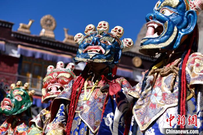2月19日，楚布寺僧人們佩戴面具參加跳神活動(dòng)?！±盍?攝