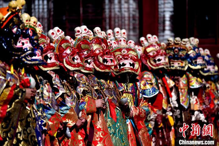 2月19日，楚布寺僧人們佩戴面具參加跳神活動(dòng)?！±盍?攝