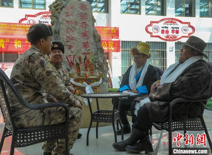 圖為阿里軍分區(qū)某邊防團(tuán)官兵與駐地群眾拉家常?！詵| 攝