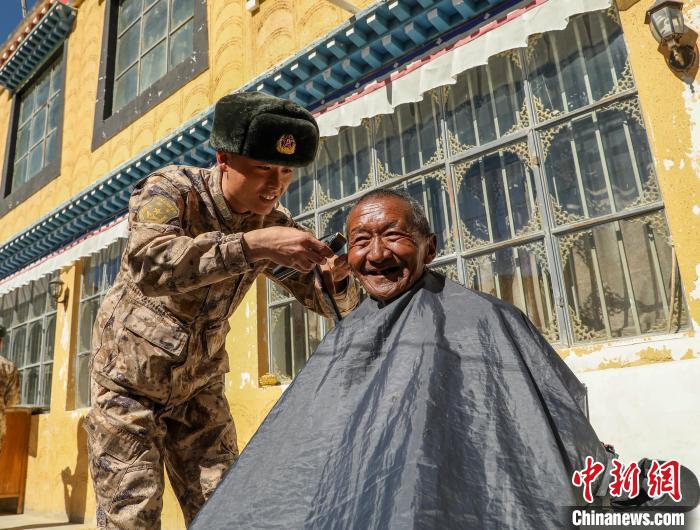圖為阿里軍分區(qū)某邊防團(tuán)官兵為駐地群眾理發(fā)迎藏歷新年?！〉┰鰝愔?攝