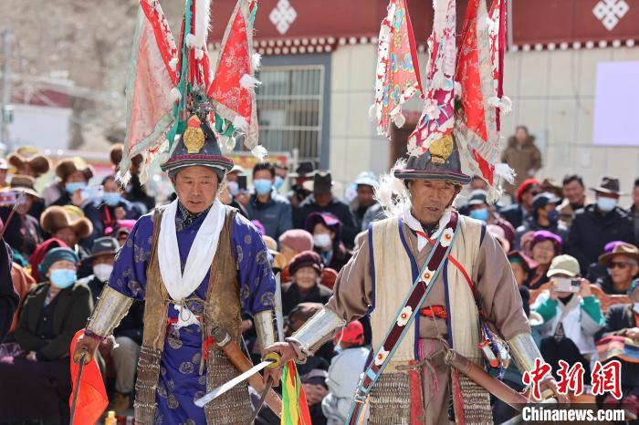 圖為兩位藝人表演瓊結(jié)“果孜”舞。　倫珠澤仁 攝