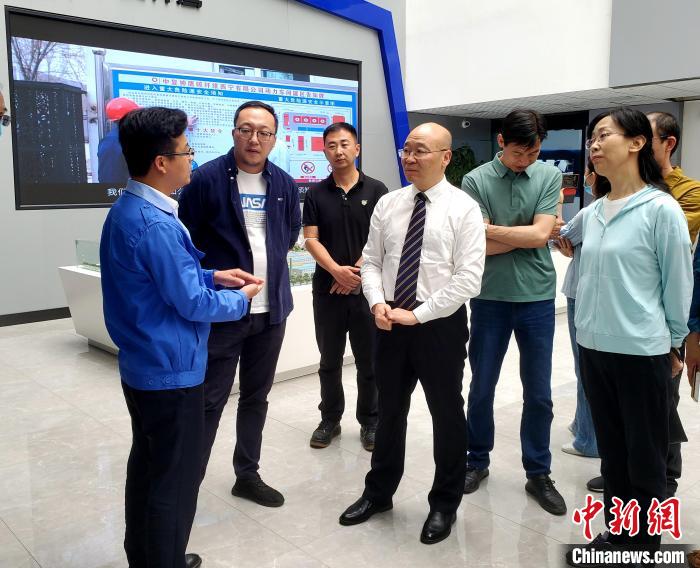 圖為全國政協(xié)委員、農(nóng)工黨青海省委主委王昆(中)在企業(yè)調(diào)研?！」鶟M福 供圖