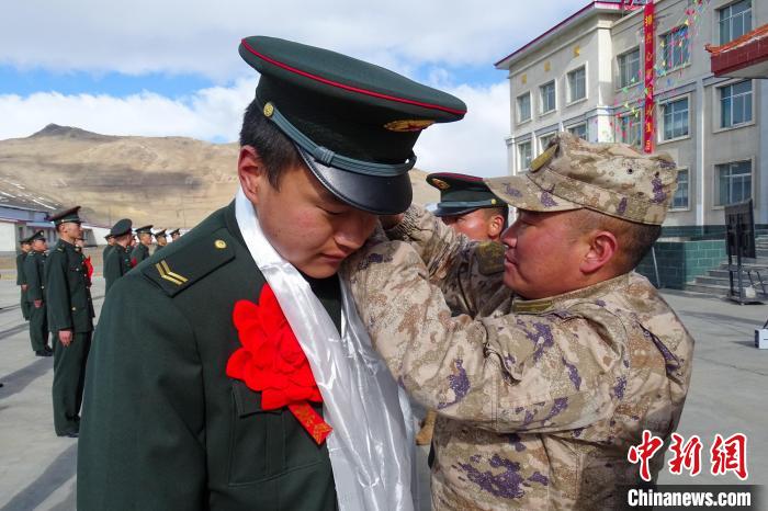 卸下軍銜等標(biāo)識(shí)?！⒖≥x 攝