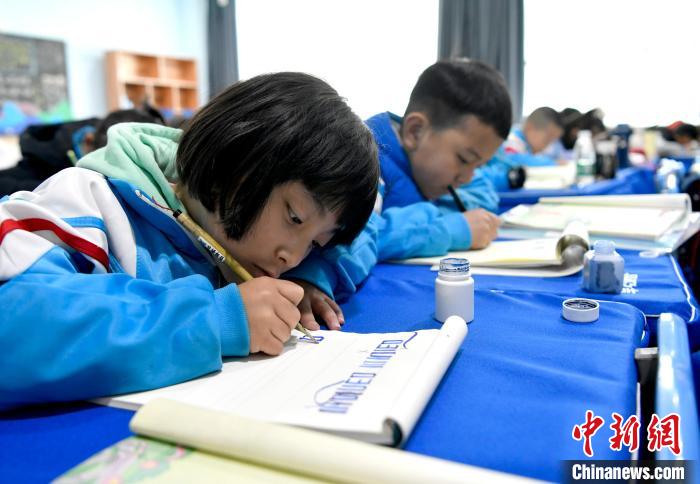 3月14日，西藏拉薩市第一小學(xué)一年級六班的學(xué)生們在藏語文課上書寫藏文?！±盍?攝