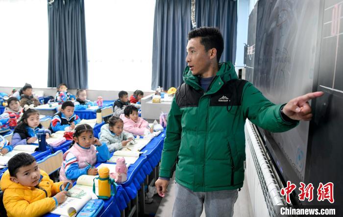 3月14日，西藏拉薩市第一小學(xué)藏語文老師拉巴次仁在課堂上?！±盍?攝