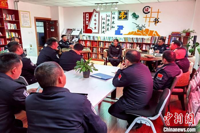 圖為亞東出入境邊防檢查站民警與銀行業(yè)務人員進行金融知識深入交流?！『?攝