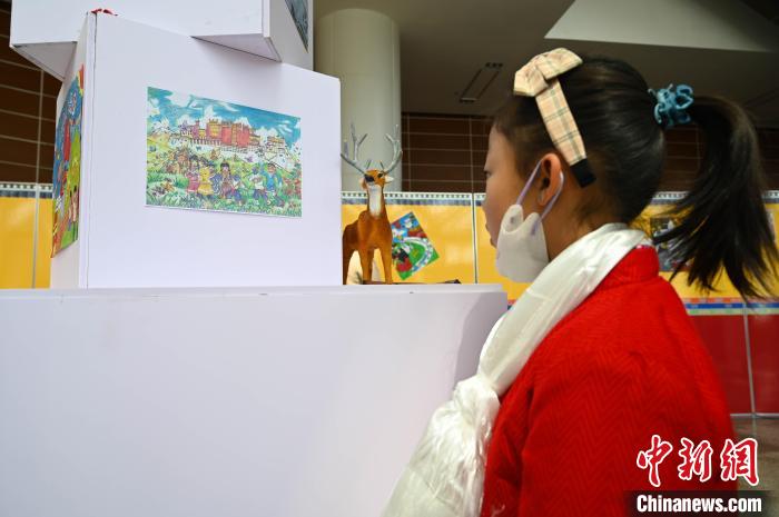 圖為學(xué)生參觀繪畫展?！≮w朗 攝
