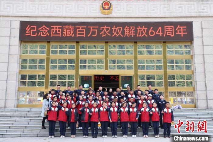 圖為亞?wèn)|邊檢站民警代表與駐地小學(xué)師生代表合影留念?！『?攝