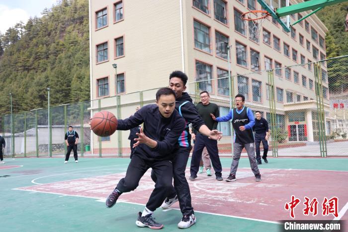 圖為亞?wèn)|邊檢站民警與駐地農(nóng)業(yè)銀行代表開(kāi)展籃球友誼賽。　胡利媛 攝