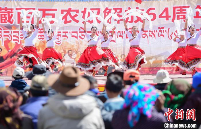 圖為墨竹工卡縣龍珠崗村，文藝演出現(xiàn)場(chǎng)?！∝暩聛?lái)松 攝