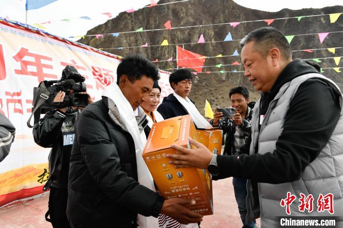 圖為墨竹工卡縣龍珠崗村，慰問活動(dòng)現(xiàn)場(chǎng)?！∝暩聛?lái)松 攝