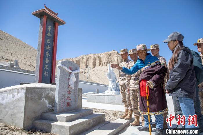圖為在西藏阿里地區(qū)札達(dá)縣烈士陵園，82歲的次仁南杰老人為軍民代表講述新舊西藏的變化?！詵| 攝