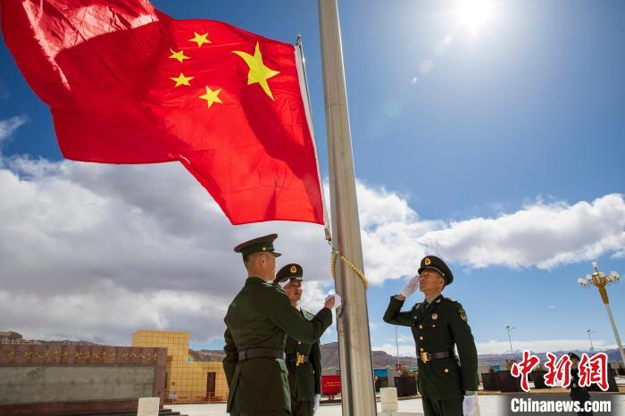 圖為在西藏阿里地區(qū)札達(dá)縣，軍民共同舉行升國旗儀式，慶祝西藏百萬農(nóng)奴解放紀(jì)念日。　劉曉東 攝
