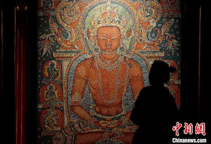 3月31日，觀眾欣賞展覽中的作品。　李林 攝