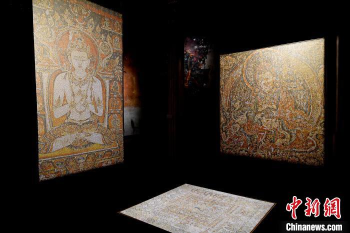 3月31日，觀眾欣賞展覽中的作品。　李林 攝
