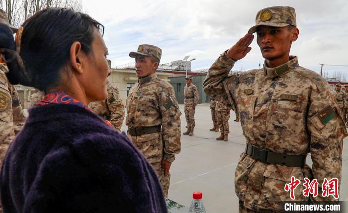 圖為列兵扎西加央向母親敬禮。　劉曉東 攝