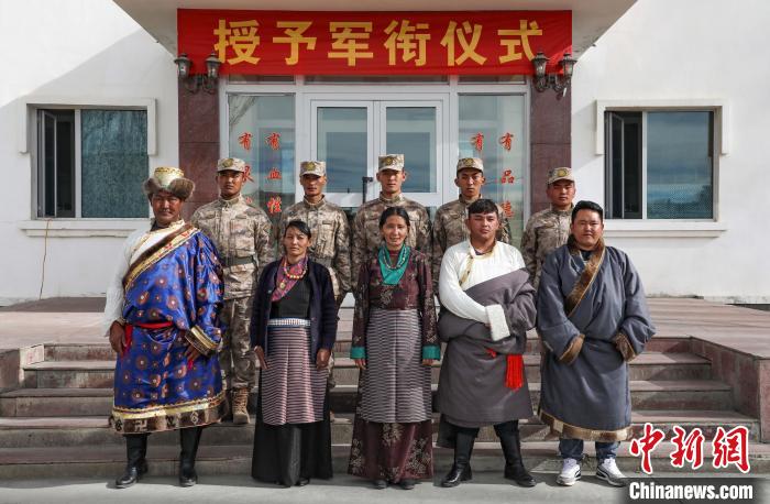圖為列兵代表與親人合影留念?！詵| 攝