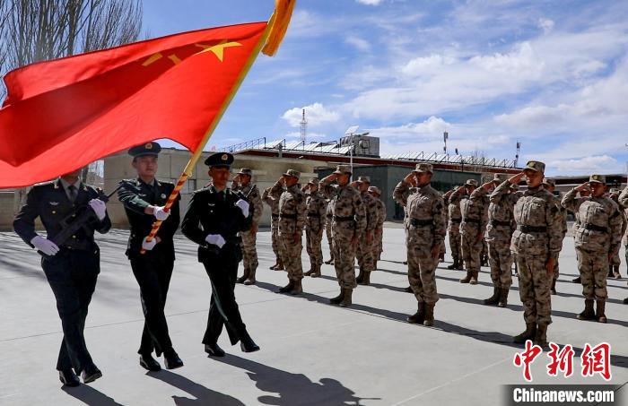 圖為授銜現(xiàn)場迎軍旗?！詵| 攝