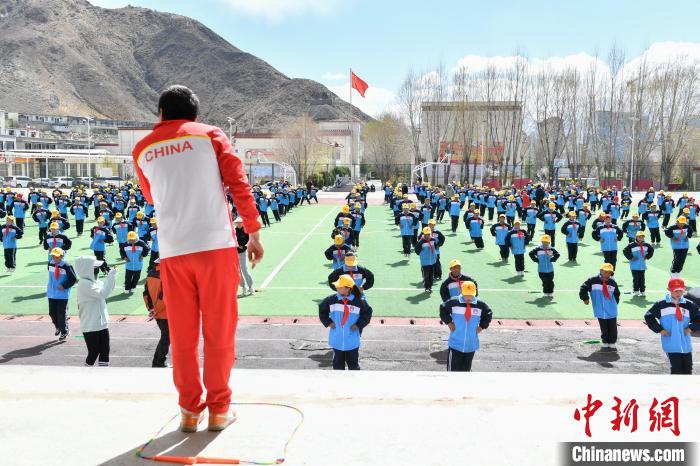 圖為學(xué)生在跳繩教練齊景龍的指導(dǎo)下做準(zhǔn)備運動?！∝暩聛硭?攝
