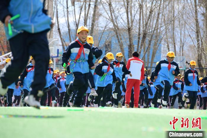 圖為學(xué)生在跳繩教練齊景龍的指導(dǎo)下做準(zhǔn)備運動?！∝暩聛硭?攝