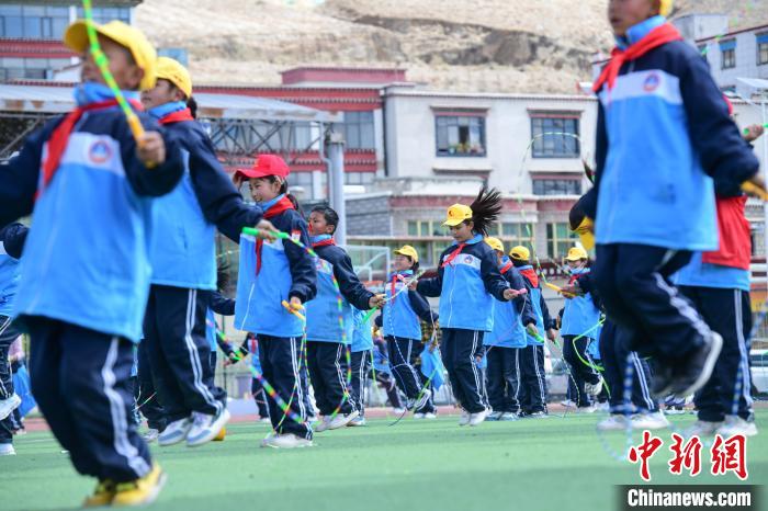 圖為學(xué)生正在練習(xí)跳繩?！∝暩聛硭?攝