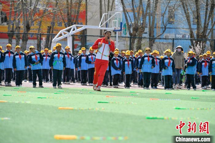圖為學(xué)生在跳繩教練齊景龍的指導(dǎo)下做準(zhǔn)備運動?！∝暩聛硭?攝
