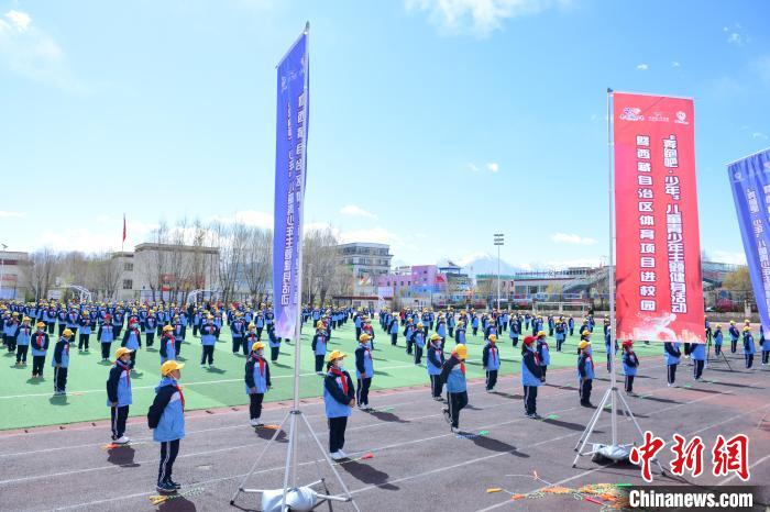 圖為學(xué)生在跳繩教練齊景龍的指導(dǎo)下做準(zhǔn)備運動。　貢嘎來松 攝