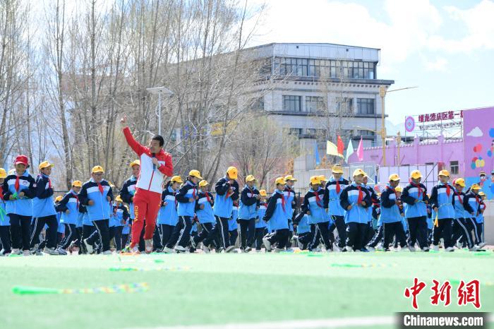 圖為學(xué)生在跳繩教練齊景龍的指導(dǎo)下做準(zhǔn)備運動?！∝暩聛硭?攝