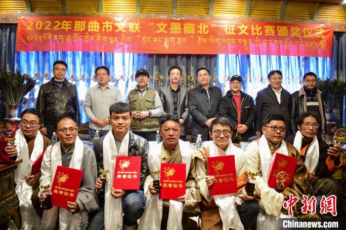圖為獲獎人員合影留念?！∝暩聛硭?攝