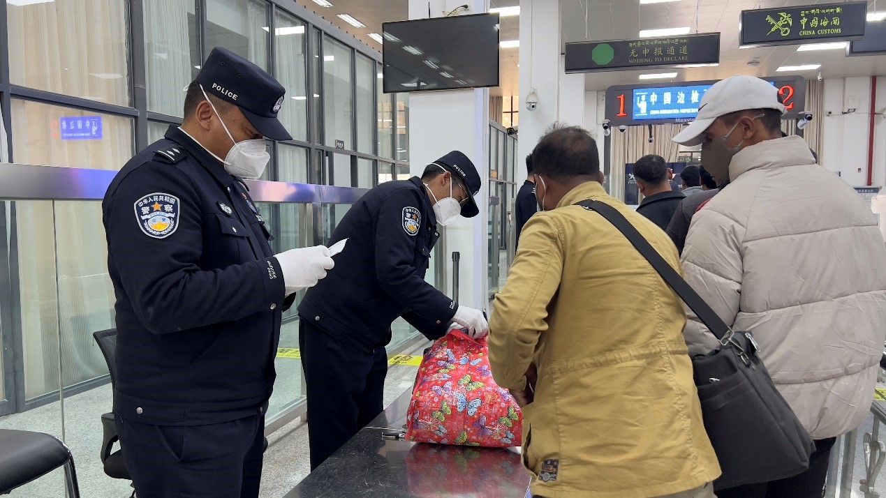 吉隆口岸移民管理警察正在對行李物品進行檢查。人民網(wǎng)記者 唐宋攝