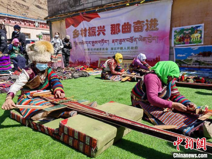 圖為2022年，安多縣雁石坪鎮(zhèn)“鄉(xiāng)村振興那曲奮進”編織技藝比賽現場。資料圖 那曲市“鄉(xiāng)村振興 那曲奮進”活動辦供圖