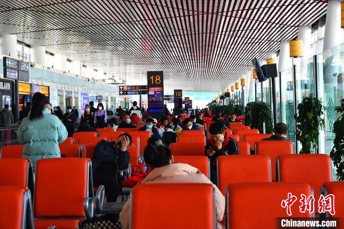 圖為旅客在機場候機室等待登機?！≈芎?攝
