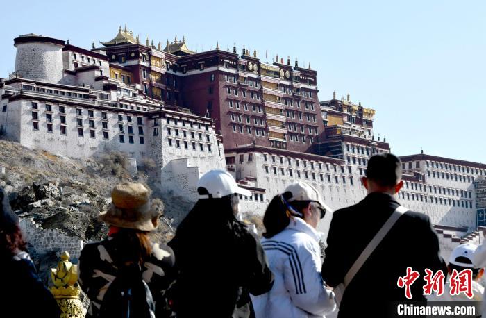 4月17日，游客在拉薩布達(dá)拉宮觀景臺(tái)拍照留念?！±盍?攝