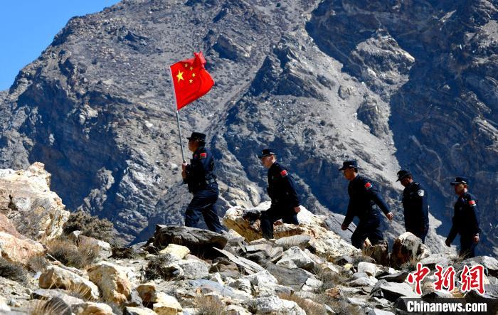 底雅邊境派出所民警夏永軍(左一)在巡邏中?！±盍?攝
