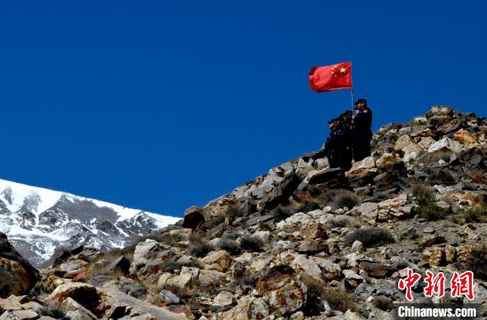 底雅邊境派出所民警夏永軍(右一)在巡邏中?！±盍?攝