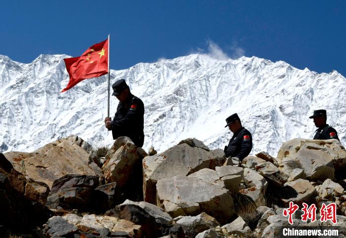 底雅邊境派出所民警夏永軍(左一)在巡邏中。