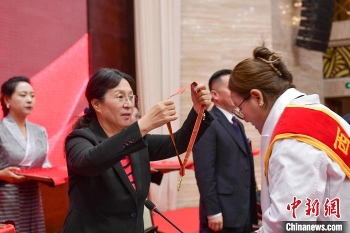 西藏舉辦“西藏十佳醫(yī)生、十佳護(hù)士”“西藏健康衛(wèi)士”表彰大會(huì)