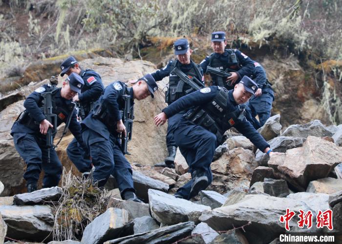 山南邊境管理支隊玉麥邊境派出所民警在邊境巡邏途中穿過亂石區(qū)?！∴嶇?攝