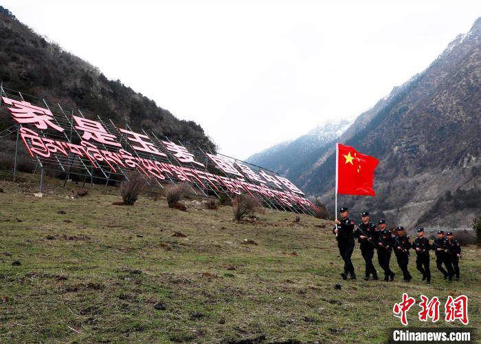 山南邊境管理支隊玉麥邊境派出所民警在轄區(qū)開展巡邏?！∴嶇?攝