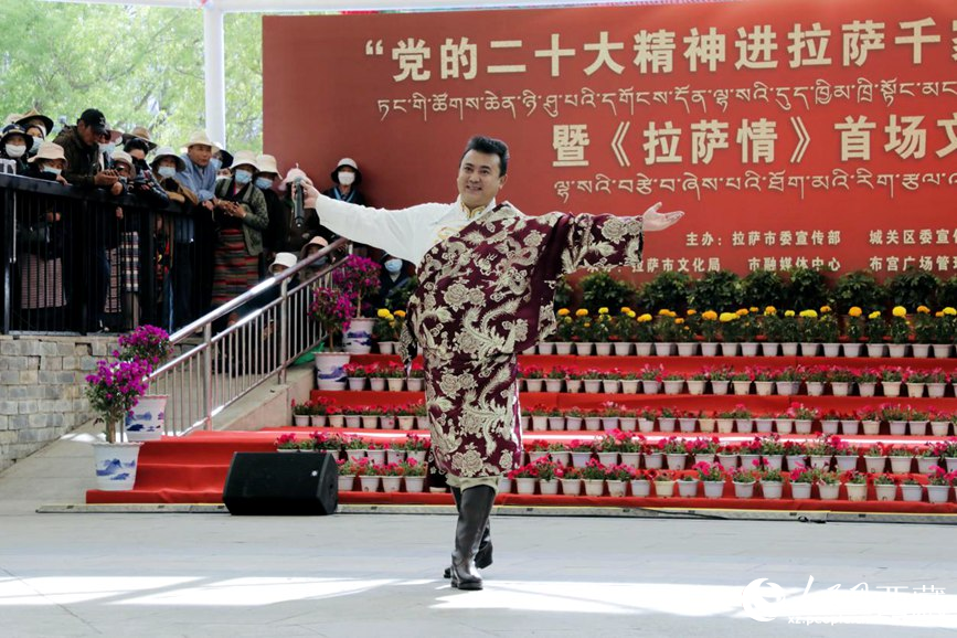 獻唱《夏爾巴》。人民網(wǎng) 次仁羅布攝