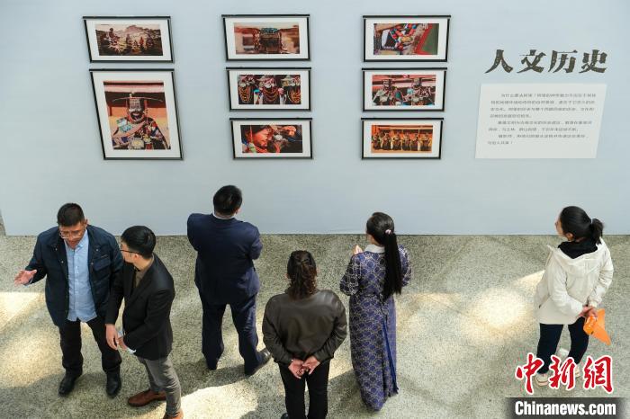 圖為觀眾觀看展覽。