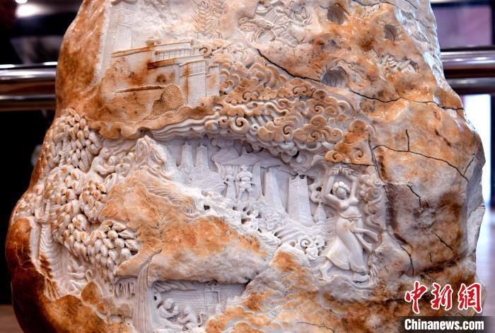 圖為5月16日，展覽中的漢白玉雕作品《猴子變?nèi)恕贰！±盍?攝