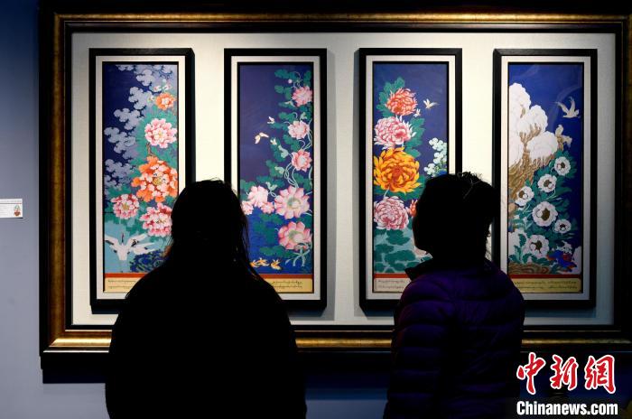 圖為5月16日，觀眾正在欣賞展覽中的新創(chuàng)唐卡作品。　李林 攝