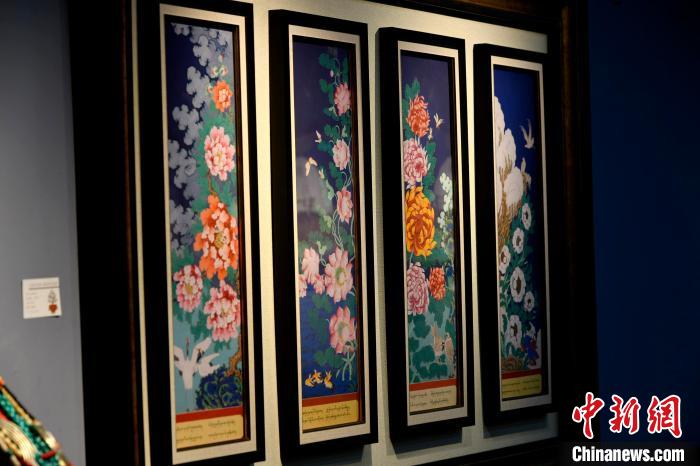 圖為5月16日，展覽中新創(chuàng)唐卡作品《四季花》?！±盍?攝