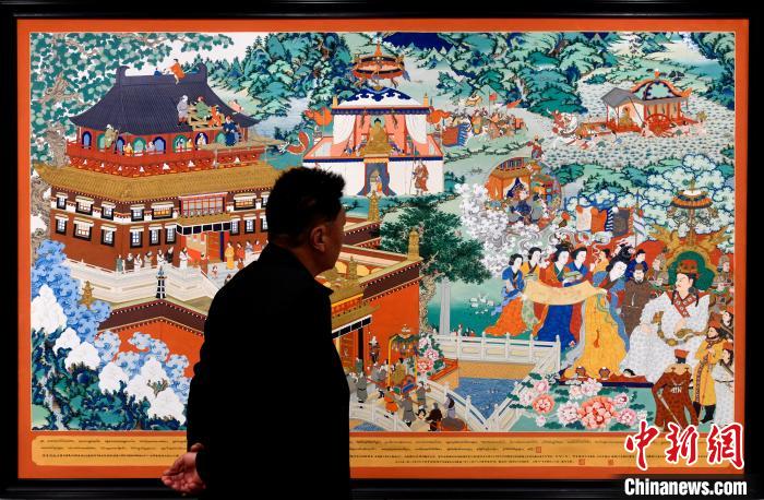 圖為5月16日，觀眾正在欣賞展覽中的新創(chuàng)唐卡作品?！±盍?攝