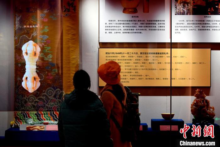 圖為5月18日，觀眾正在欣賞展覽?！±盍?攝